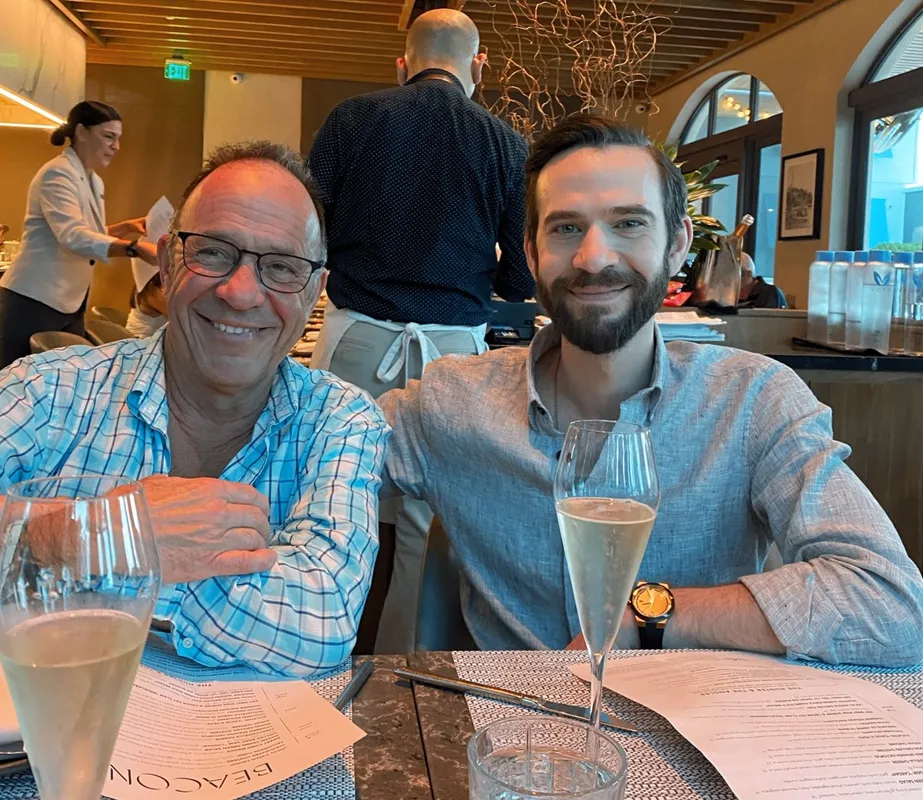 Tatăl dă în judecată Google: Chatbotul Gemini a dus fiul într-o iluzie fatală